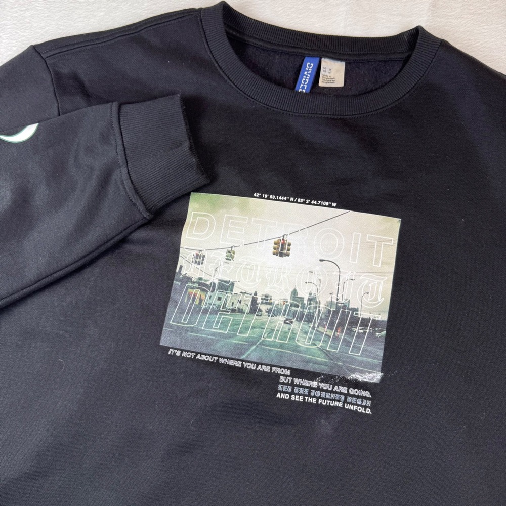 HM Divided Black Detroit Graphic Sweatshirt Men's Medium Graphic Print LS‎